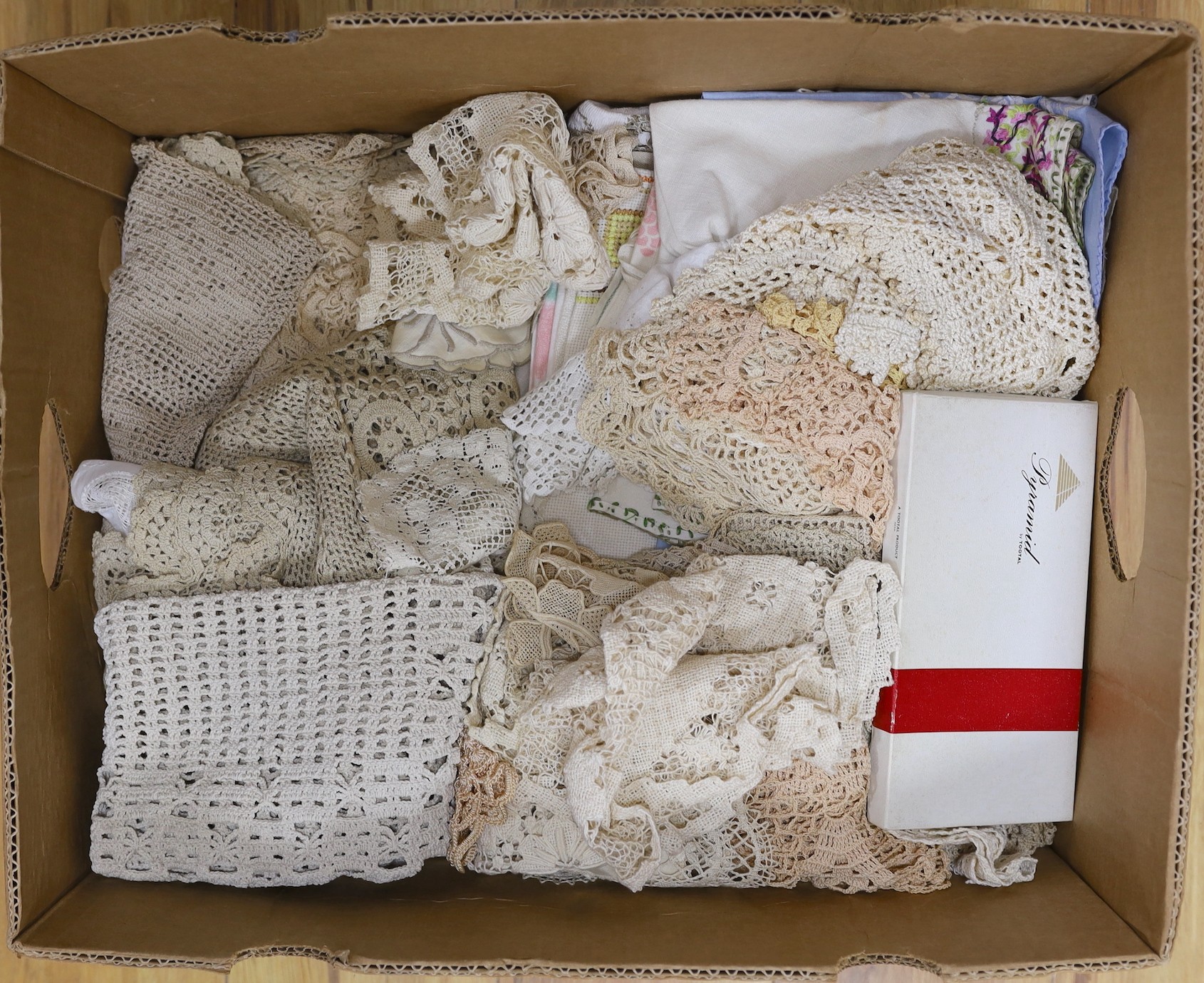 A quantity of vintage linen and lace